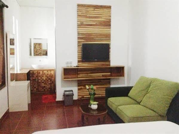 יוגיאקרטה Puri Minggiran Guesthouse Yogya מראה חיצוני תמונה